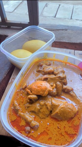 Poulet En Sauce Épicée