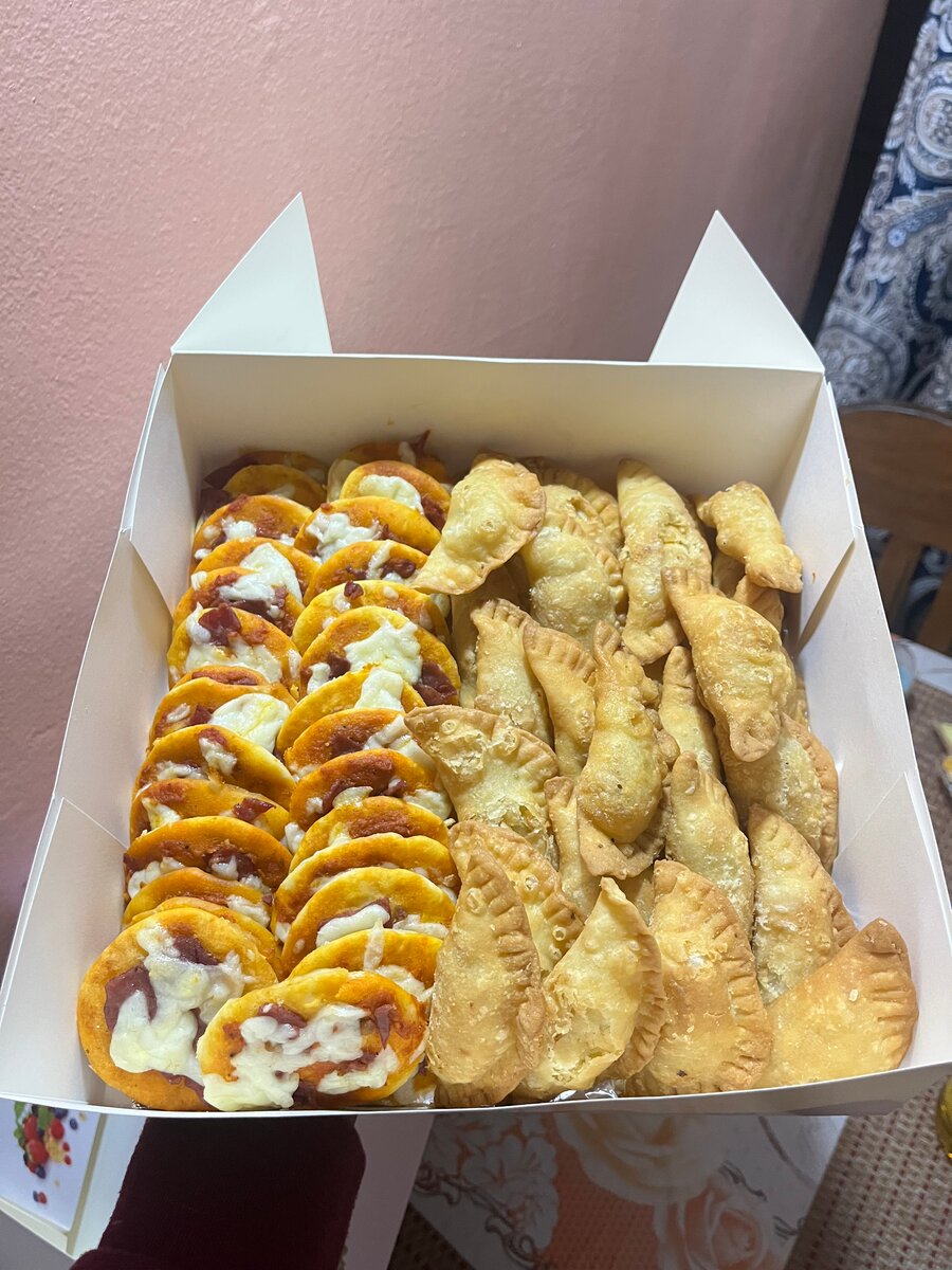 Assortiment de Pizza et Empanadas