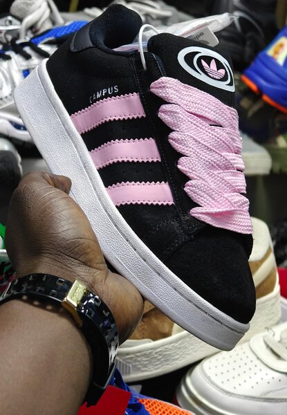 Baskets noires à bandes roses