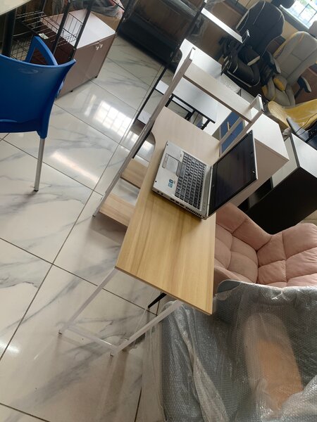 Bureau moderne avec étagères