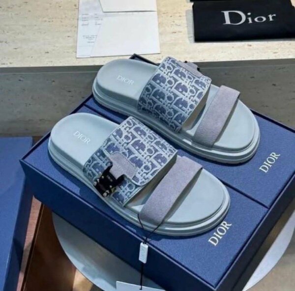 Claquettes Dior élégantes