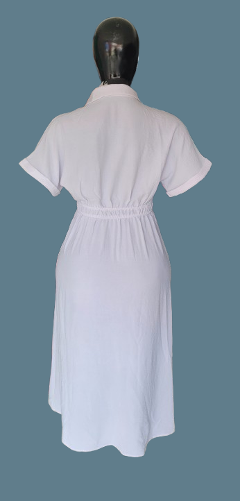 Robe blanche boutonnée élégante