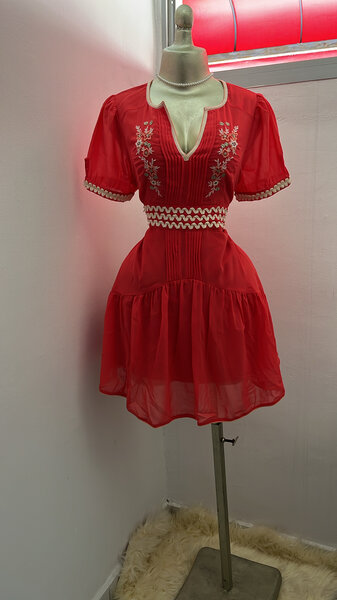 Robe rouge brodée élégante