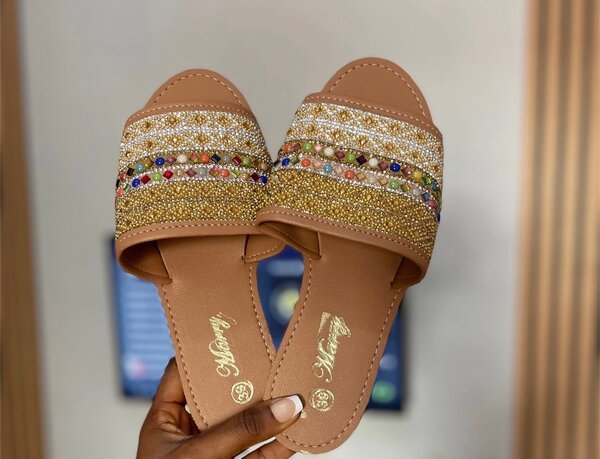 Sandales brodées chic