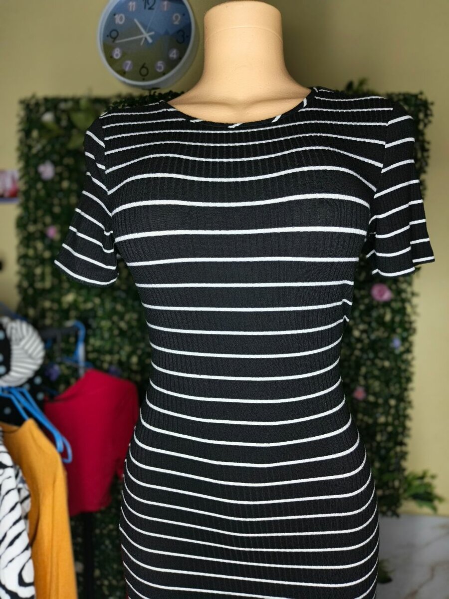 Robe rayée noire élégante