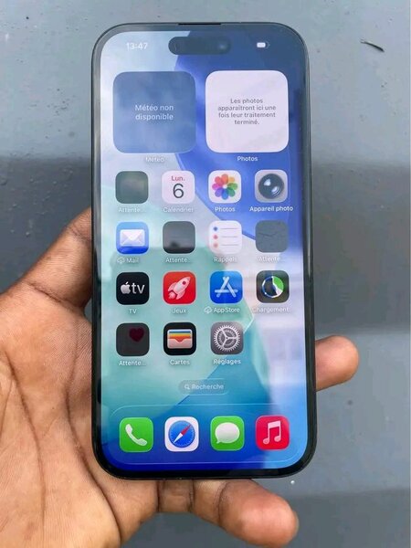 iPhone 15 simple noir