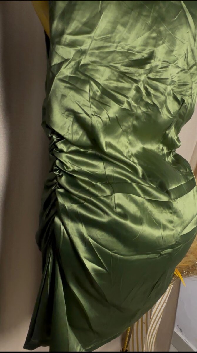 Robe drapée en satin vert