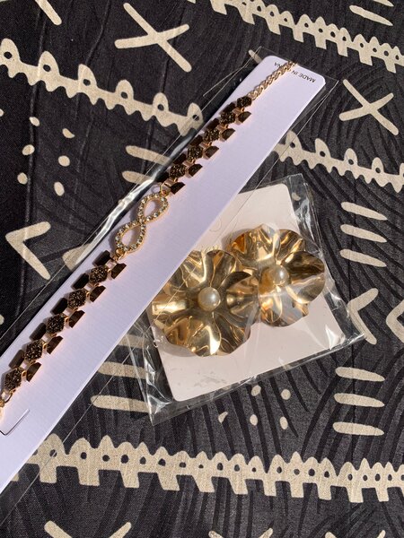 Bracelet et boucles dorées