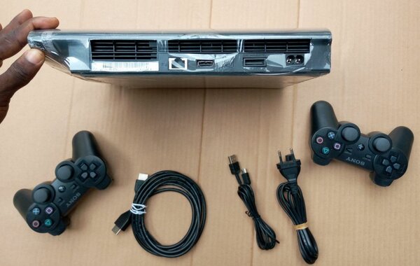 Ps3 ultra slim avec 20 jeux