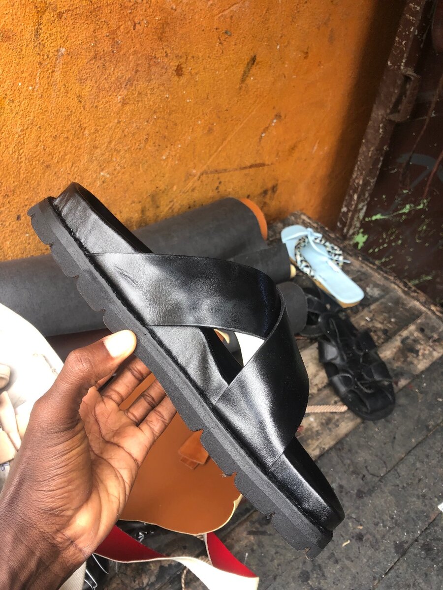 Sandales en cuir noir homme