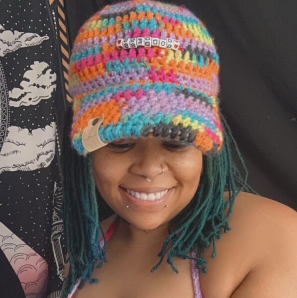 Casquette Colorée au Crochet