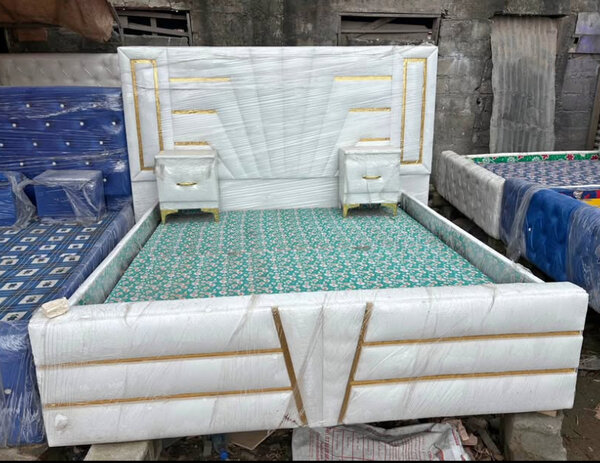 Lit double avec tables de chevet