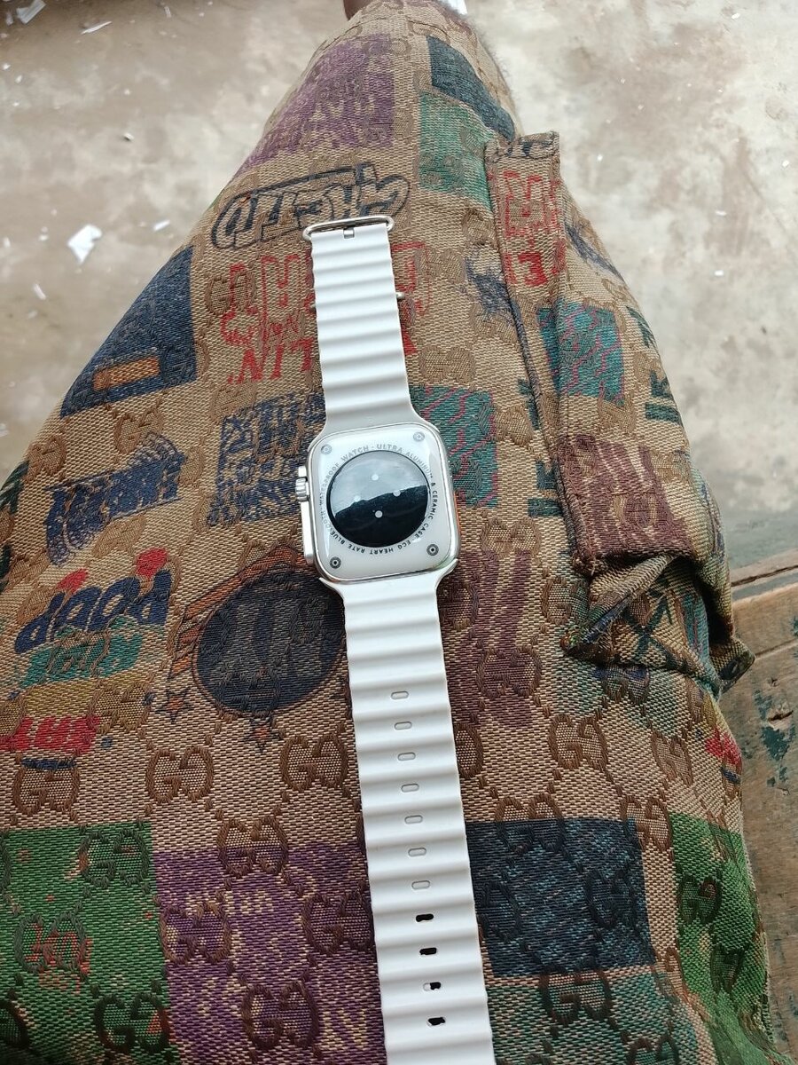 Montre connectée moderne blanche