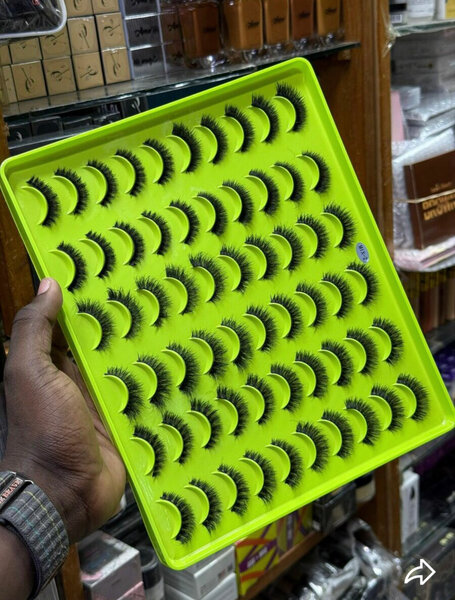 Faux cils volumineux