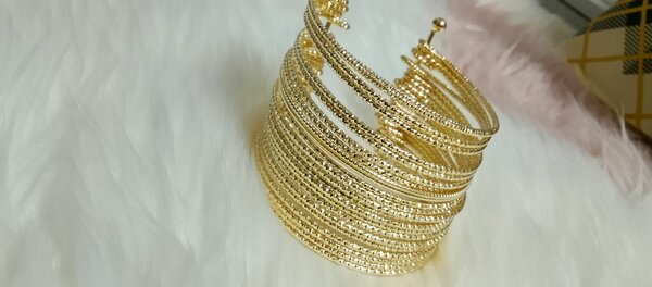 Bracelets dorés élégants