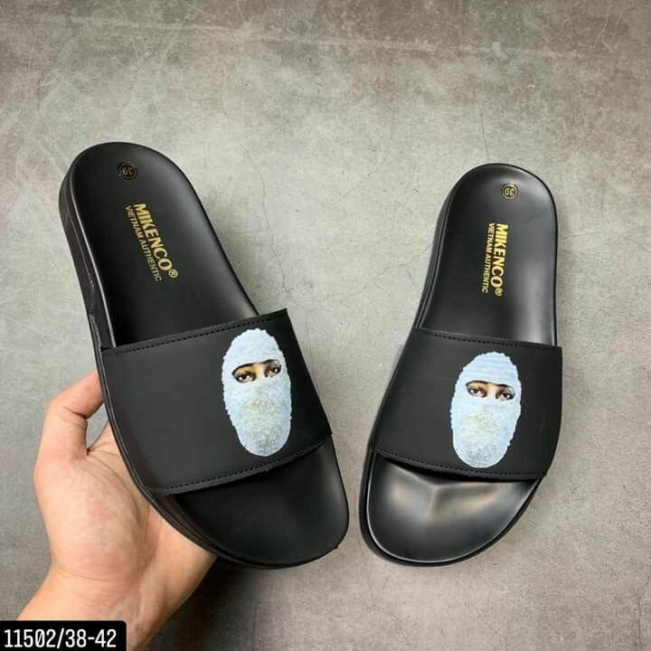 Claquettes noires stylées