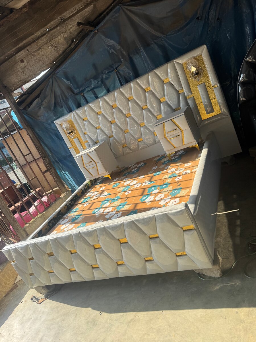 Lit capitonné en cuir moderne