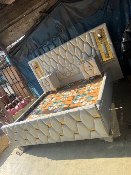 Lit capitonné en cuir moderne