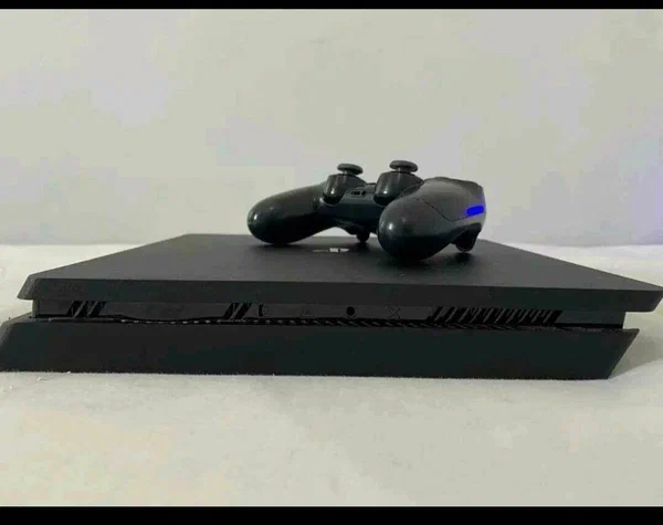 Console PS4 Slim et Manette