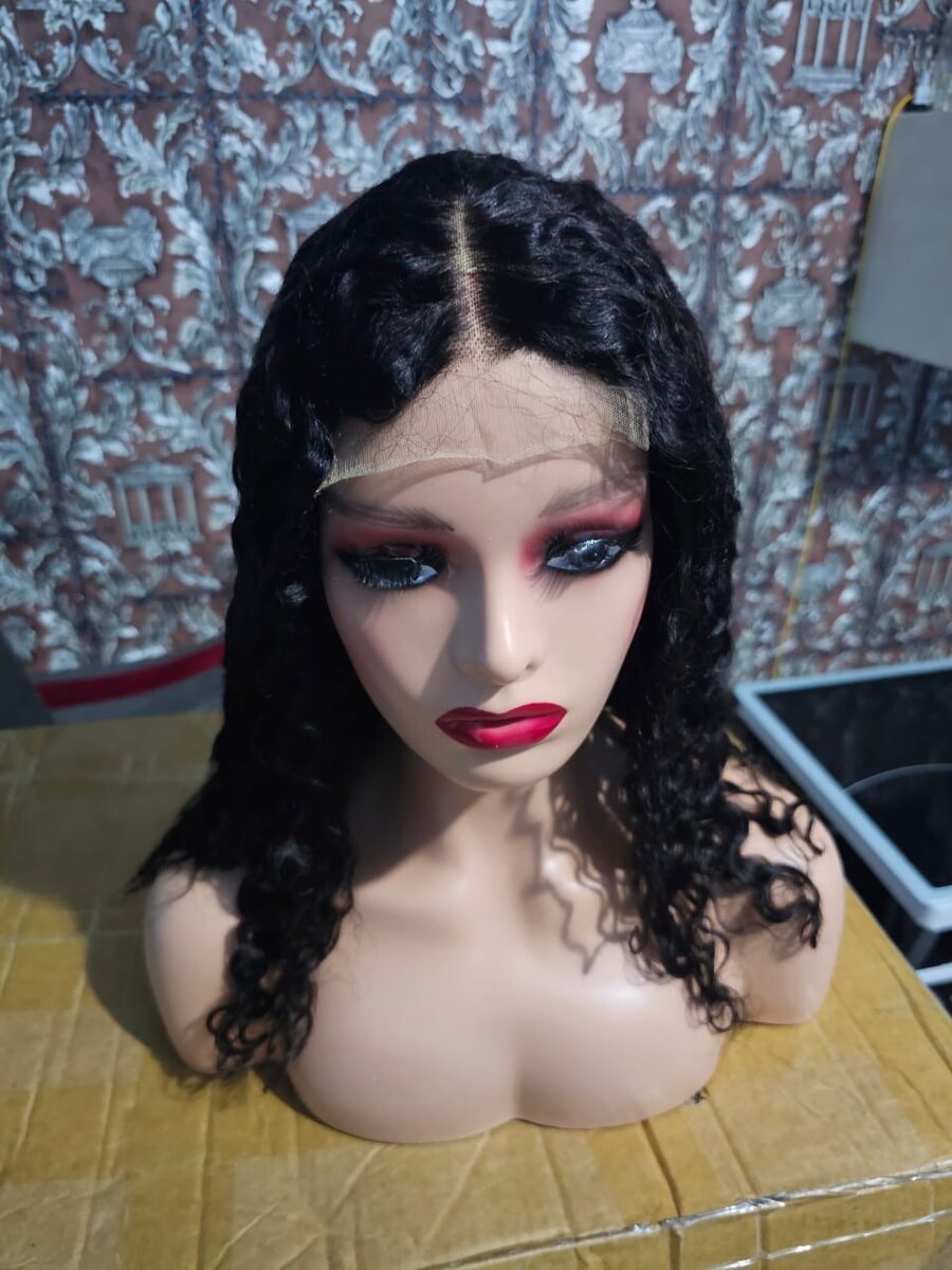 Perruque en dentelle ondulée