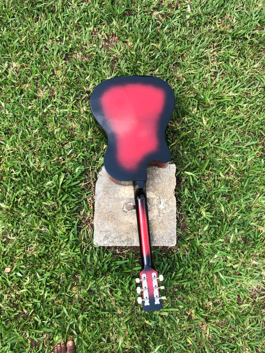 Guitare acoustique rouge