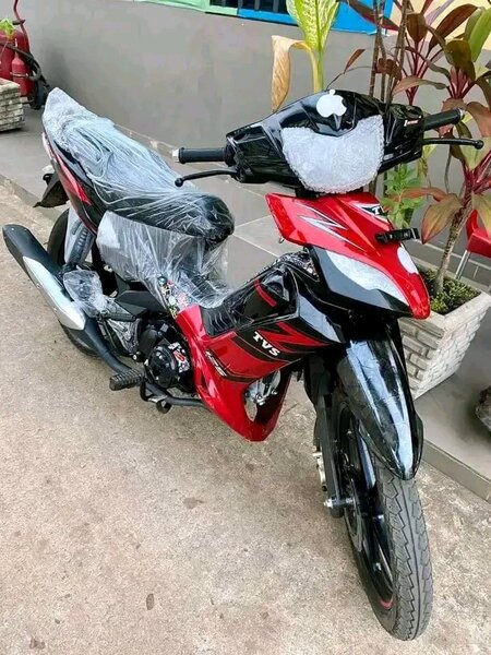 Moto sportive TVS rouge