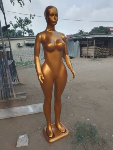 Mannequin doré réaliste
