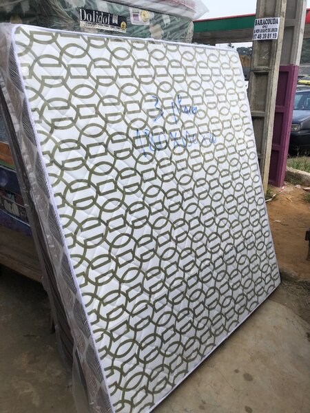 Matelas orthopédique médical brodé