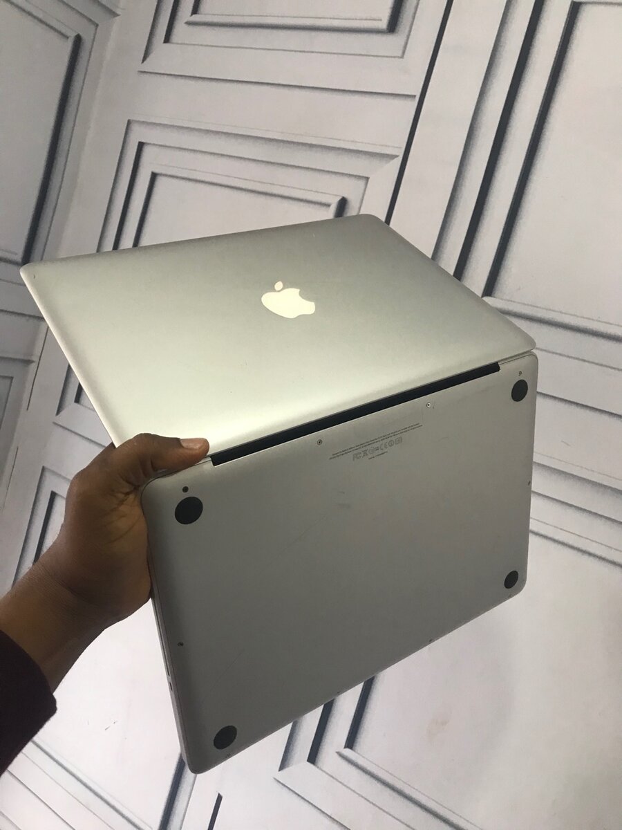 2012 MacBook Pro core i5 500/8gb