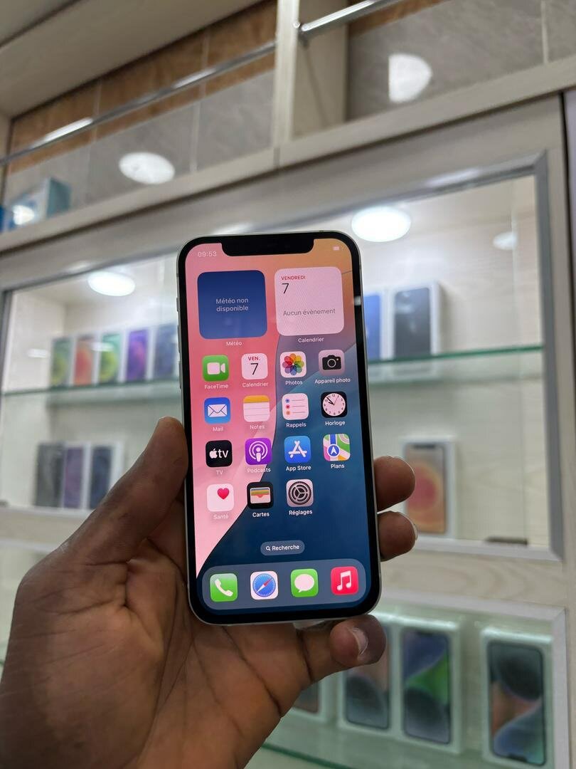 iPhone 12 simple 64giga très très propre Batterie : 87%