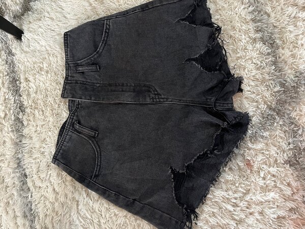 Shorts en jean noirs déchirés