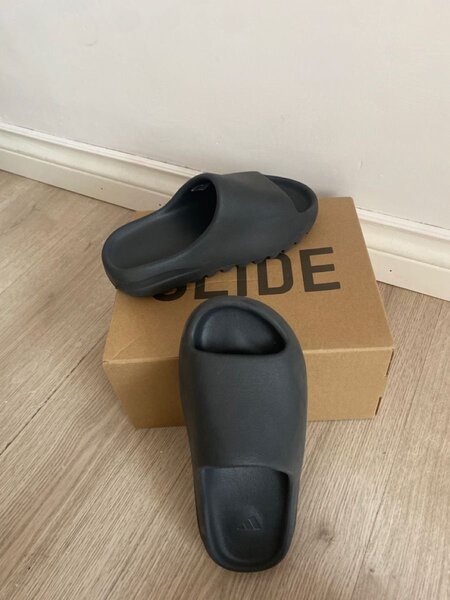 Claquettes noires confortables