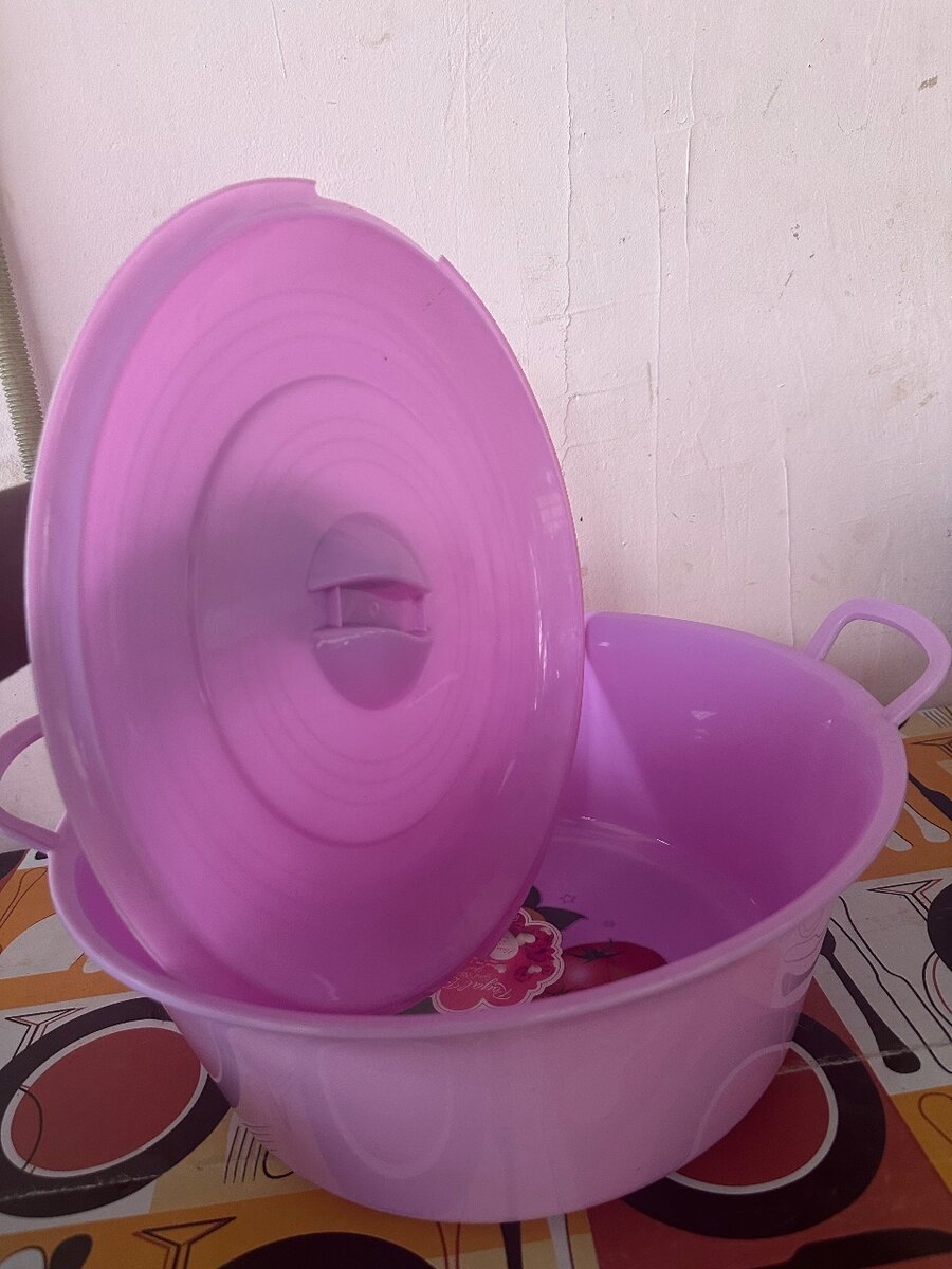 Casserole plastique avec couvercle