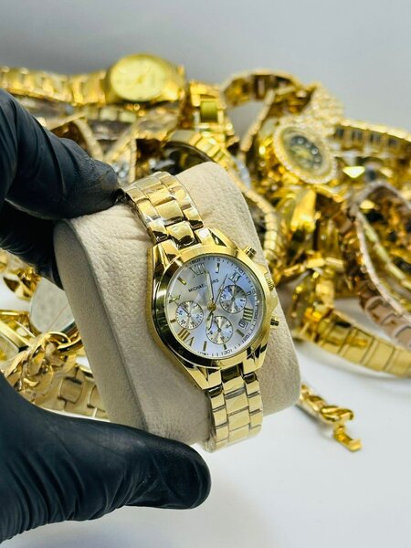 Montre en acier doré luxueuse