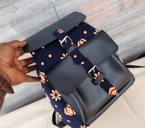 Sac à dos en cuir et tissu coloré