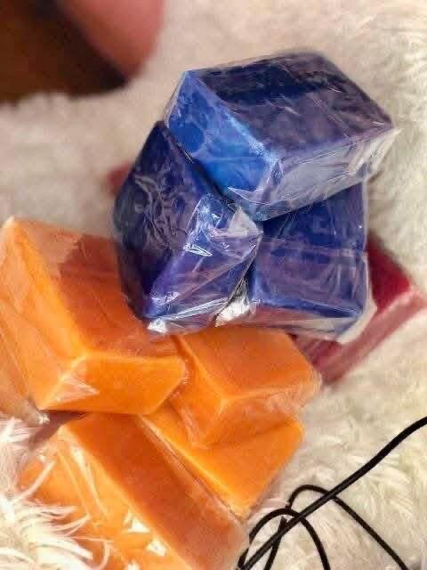 Savons artisanaux colorés
