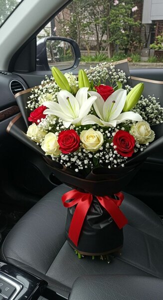 Bouquet de fleurs  avec dame b