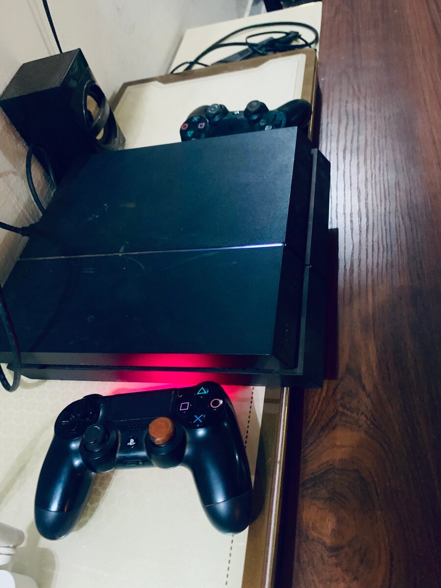 Console PS4 avec manettes