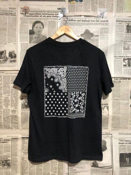 T-shirt noir à motifs modernes