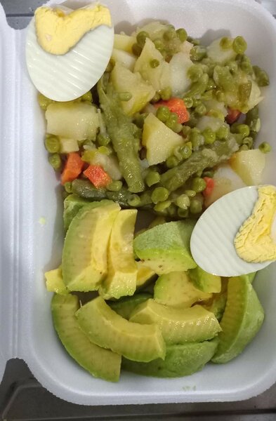 Assiette de légumes frais et avocat