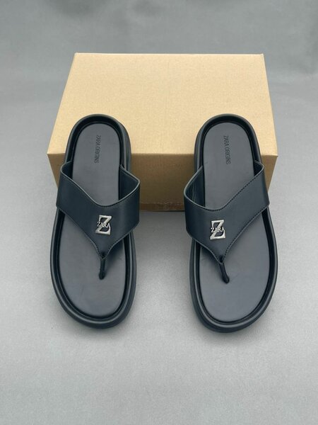 Tongs élégantes noires homme