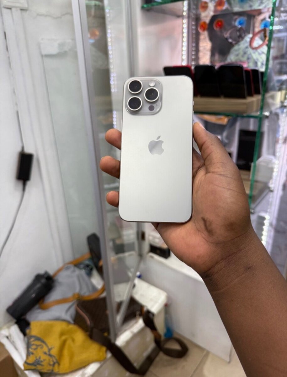 iPhone 15 Pro Max 256 gig Bh 100% physical sim factory unloc