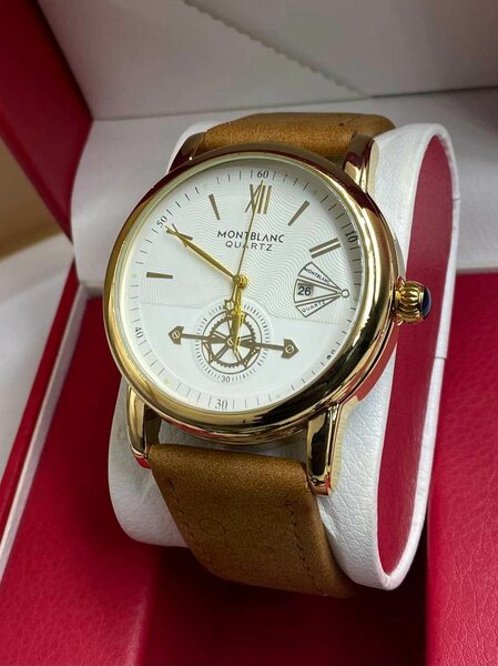 Montre élégante en cuir marron