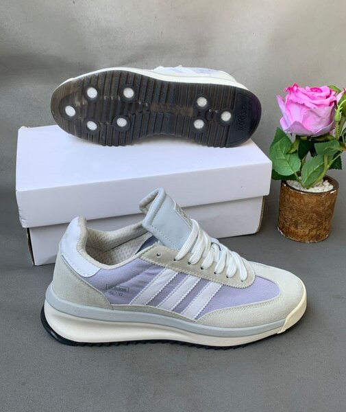 Sneakers blancs et violets
