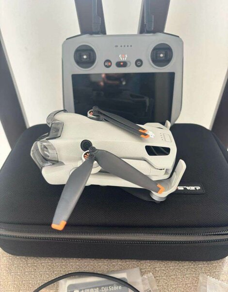 Drone compact avec télécommande