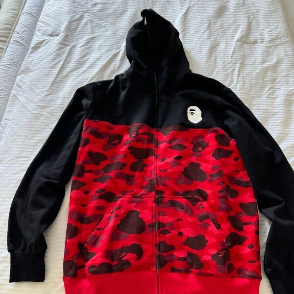 Veste à capuche camouflage rouge