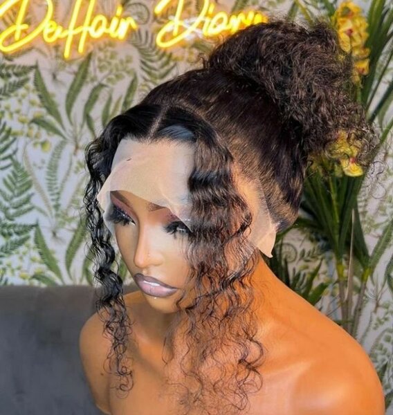 Perruque en dentelle bouclée