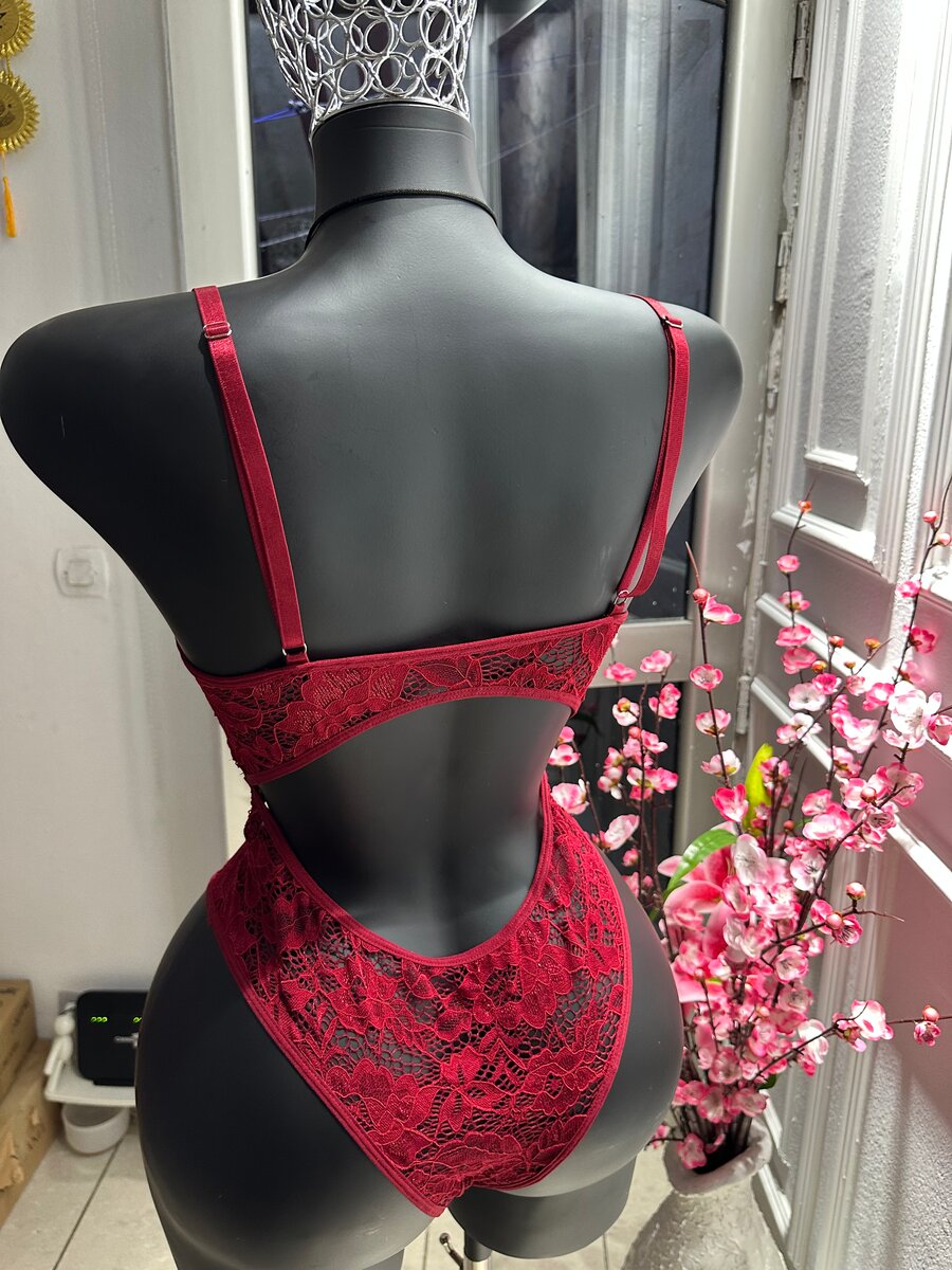 Lingerie en dentelle rouge