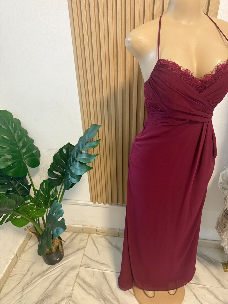 Robe élégante en dentelle rouge