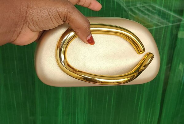 Pochette élégante avec fermeture dorée